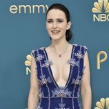 Rachel Brosnahan posa en la alfombra roja de los Premios Emmy 2022