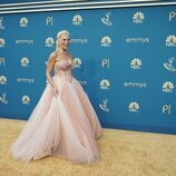 Hannah Waddingham sonríe en la alfombra roja de los Premios Emmy 2022