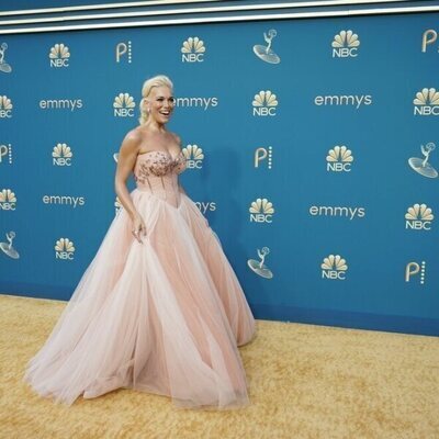 Hannah Waddingham sonríe en la alfombra roja de los Premios Emmy 2022
