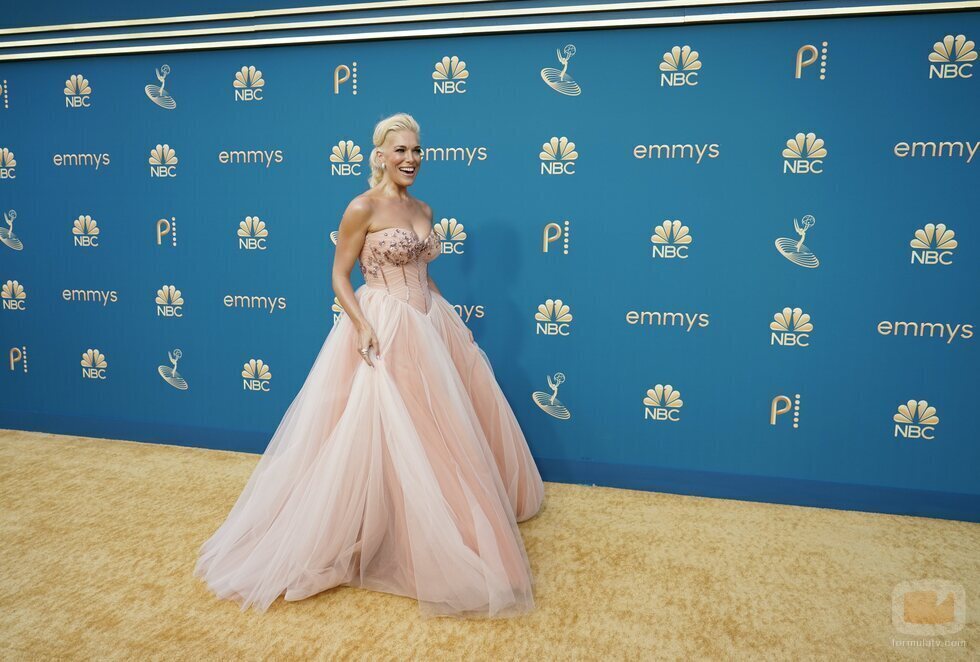 Hannah Waddingham sonríe en la alfombra roja de los Premios Emmy 2022