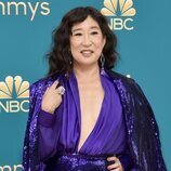 Sandra Oh posa en la alfombra roja de los Premios Emmy 2022