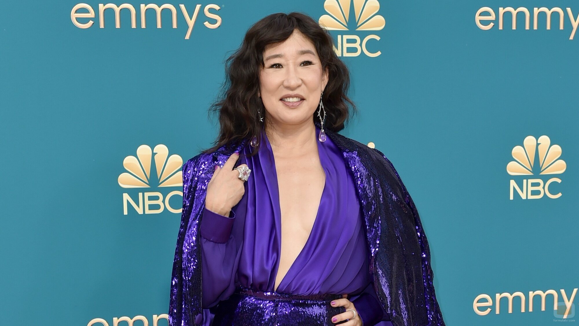 Sandra Oh posa en la alfombra roja de los Premios Emmy 2022