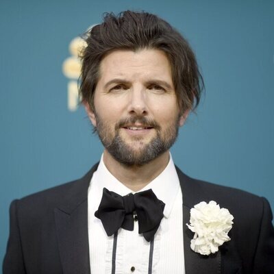 Adam Scott posa en la alfombra roja de los Emmy 2022