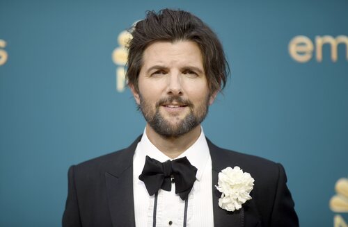 Adam Scott posa en la alfombra roja de los Emmy 2022