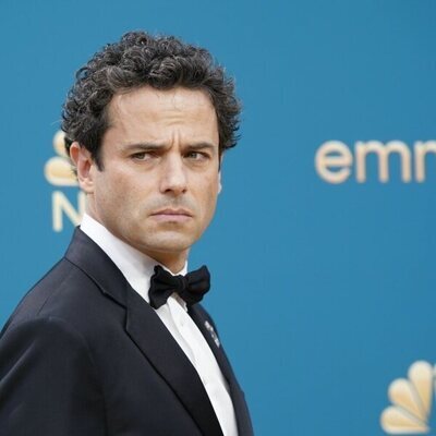 Luke Kirby posa en la alfombra roja de los Emmy 2022