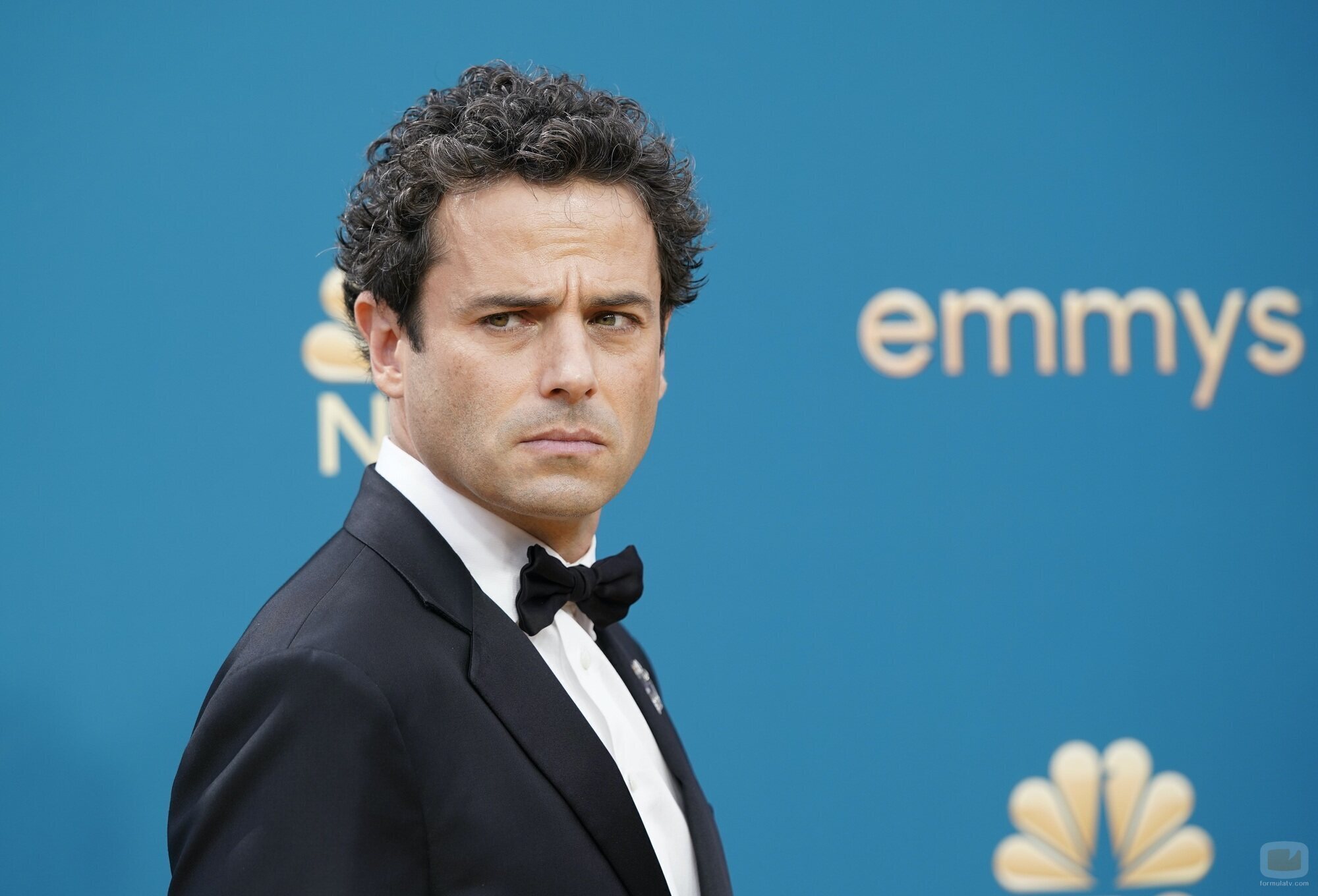 Luke Kirby posa en la alfombra roja de los Emmy 2022