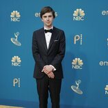 Freddie Highmore posa en la alfombra roja de los Emmy 2022