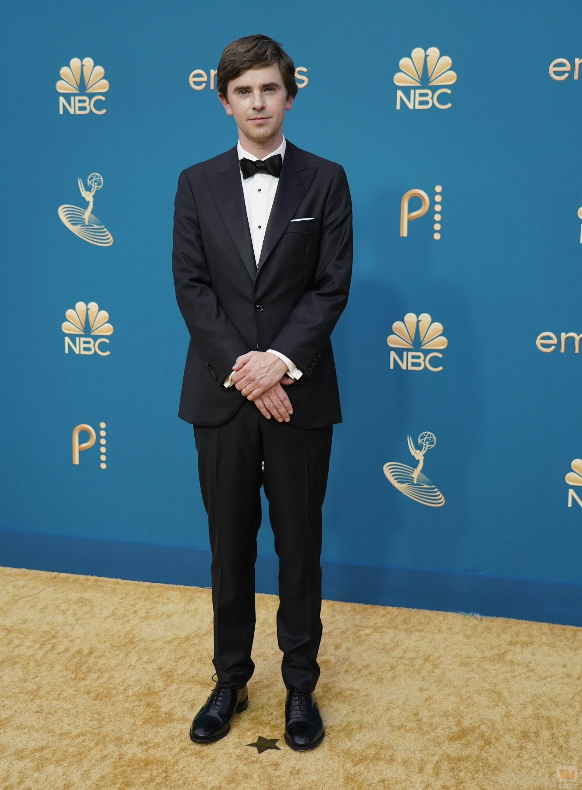Freddie Highmore posa en la alfombra roja de los Emmy 2022