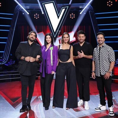 Eva González acompañada de los coaches de 'La Voz 2022'