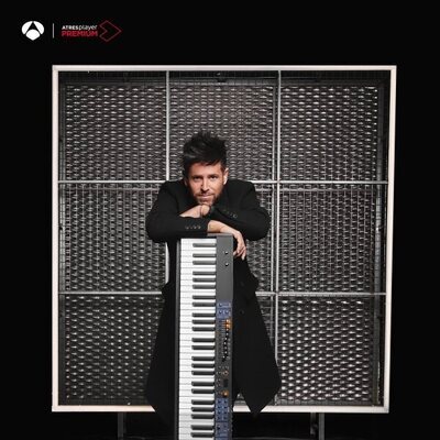 Pablo López posa con un piano para promocionar 'La Voz 2022'