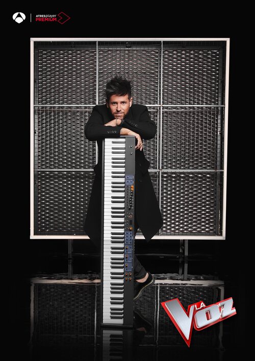 Pablo López posa con un piano para promocionar 'La Voz 2022'