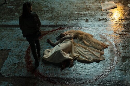 Elena Blanco, junto a un cadáver en 'La novia gitana'
