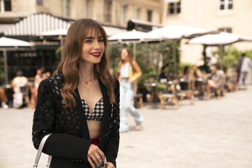 Emily, sonriente en la tercera temporada de 'Emily en París'