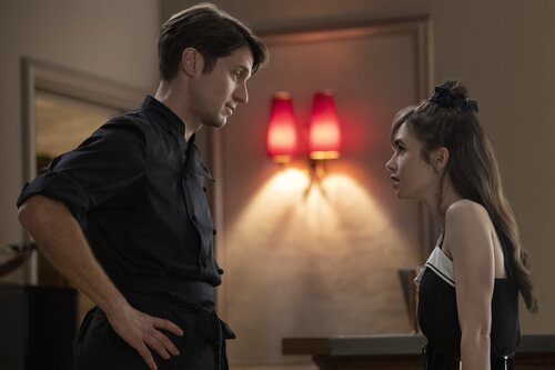 Gabriel y Emily en la tercera temporada de 'Emily en París'