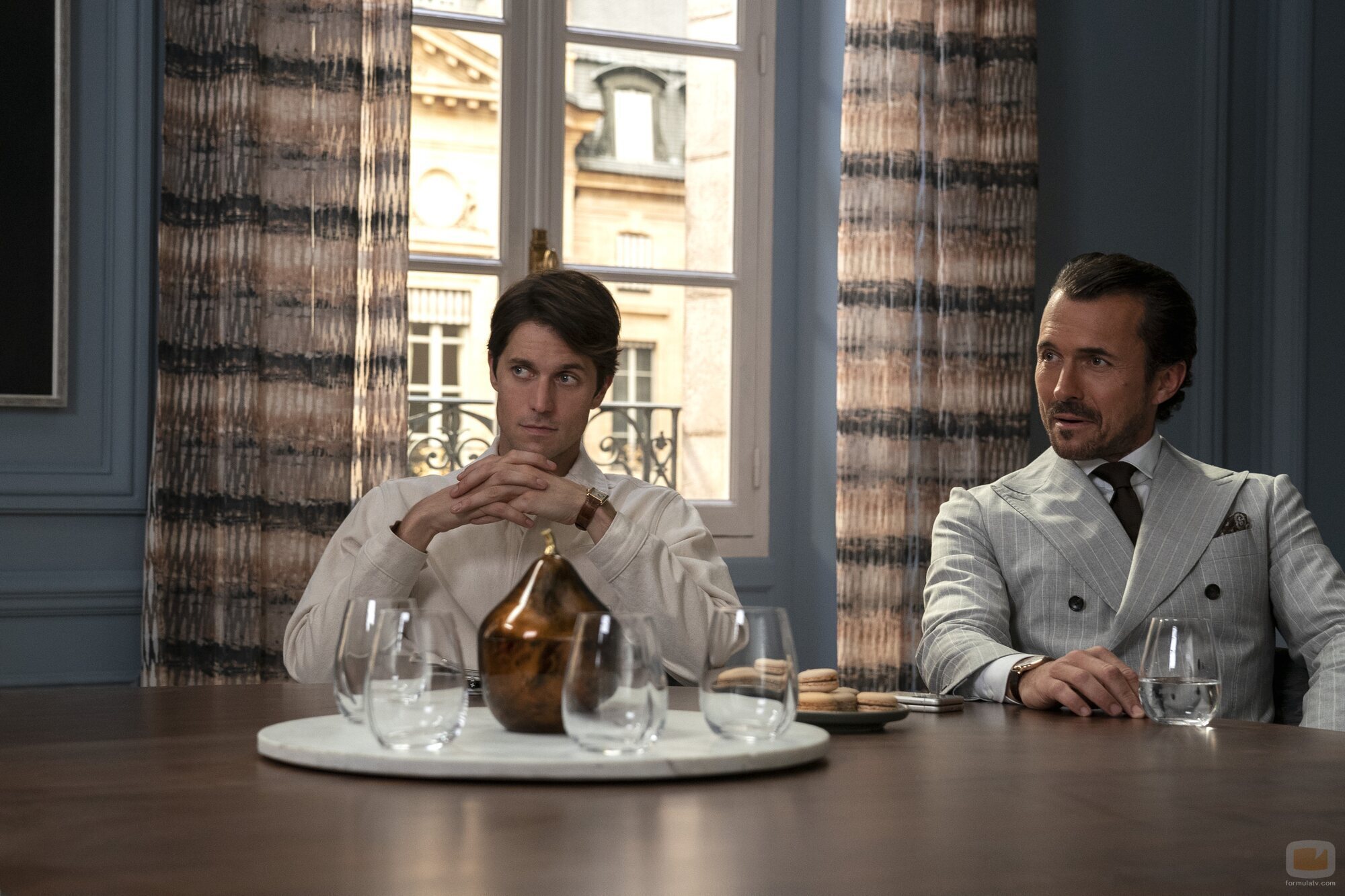 Gabriel y Antoine en la tercera temporada de 'Emily en París'