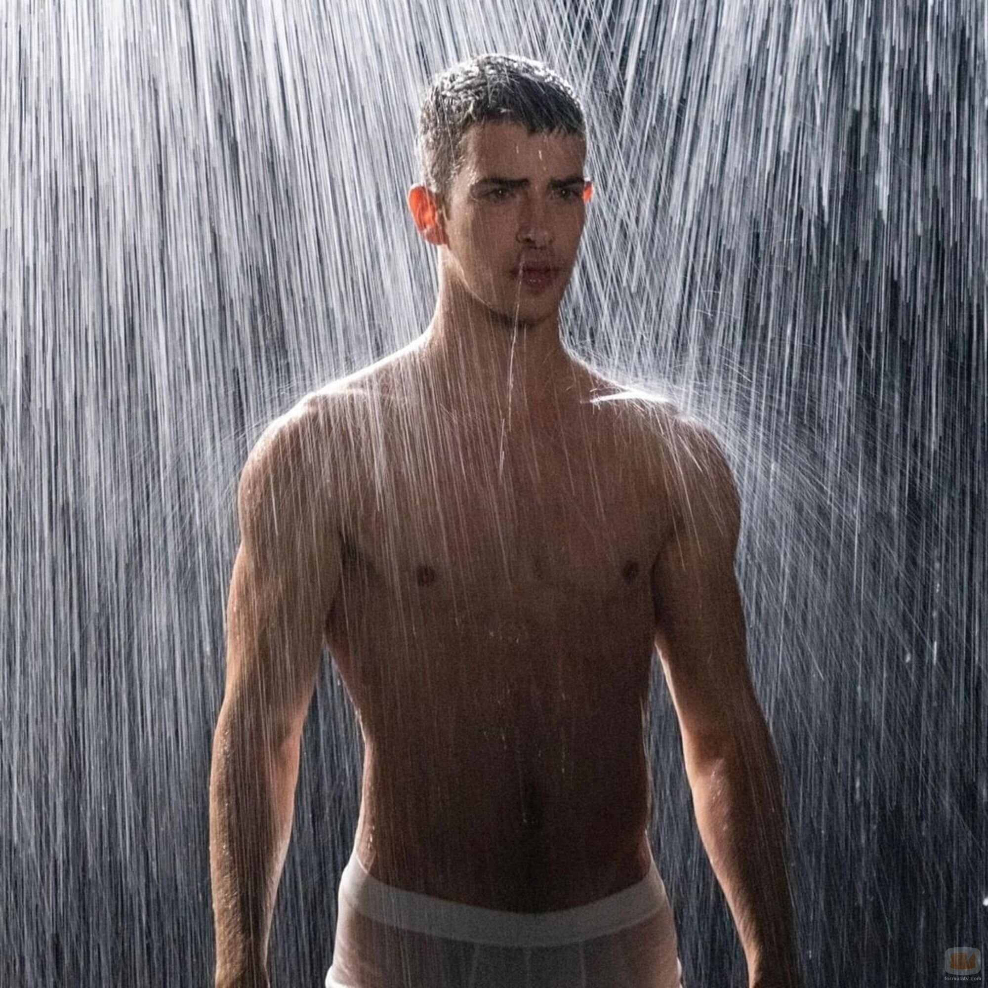 Manu Ríos, semidesnudo en 'Élite 6'