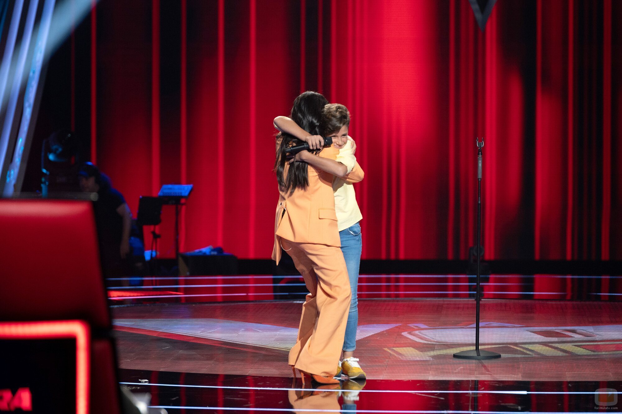 Aitana Ocaña y Carlos Higes, abrazados en 'La Voz Kids 2022'