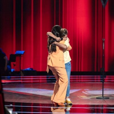 Aitana Ocaña y Carlos Higes, abrazados en 'La Voz Kids 2022'