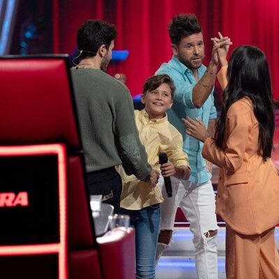 Los coaches de 'La Voz Kids 2022' junto a Carlos Higes