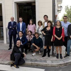 El elenco de la temporada 13 'La que se avecina', frente a la cafetería