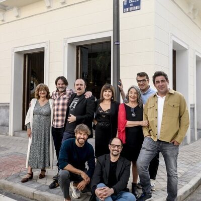 Parte de los actores de 'La que se avecina' posan en la esquina de Contubernio