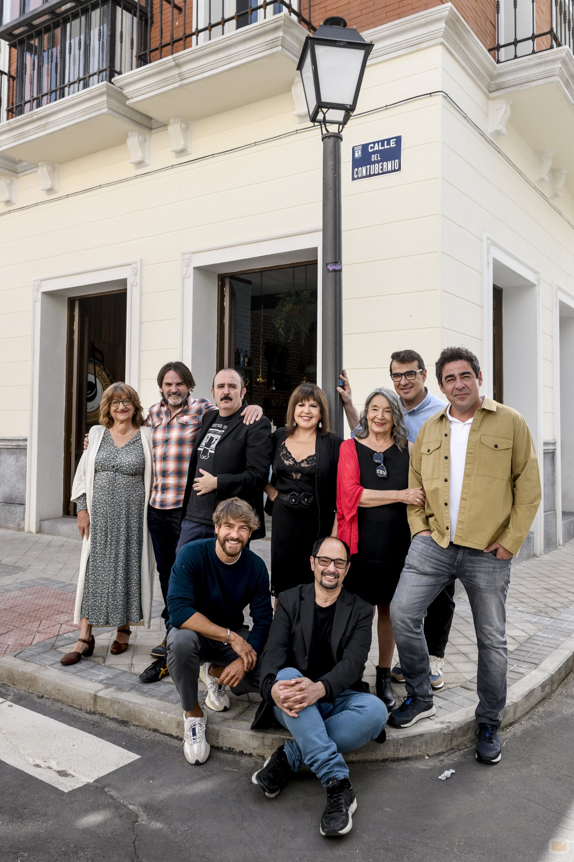 Parte de los actores de 'La que se avecina' posan en la esquina de Contubernio