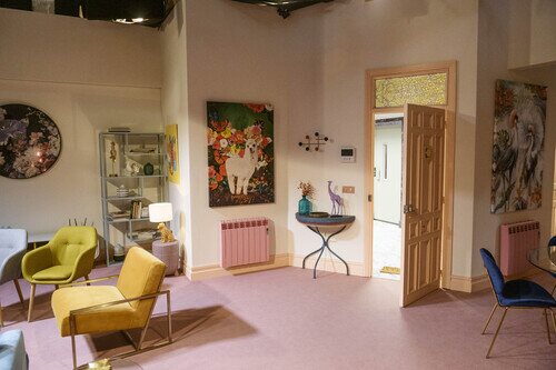 La entrada y el salón del piso de las Morcillo en la temporada 13 de 'La que se avecina'