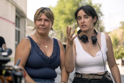 Nur Olabarría y Claudia Costafreda, actriz y directora de 'Cardo 2'