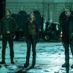 Negan y Maggie junto a otro superviviente en 'The Walking Dead: Dead City'