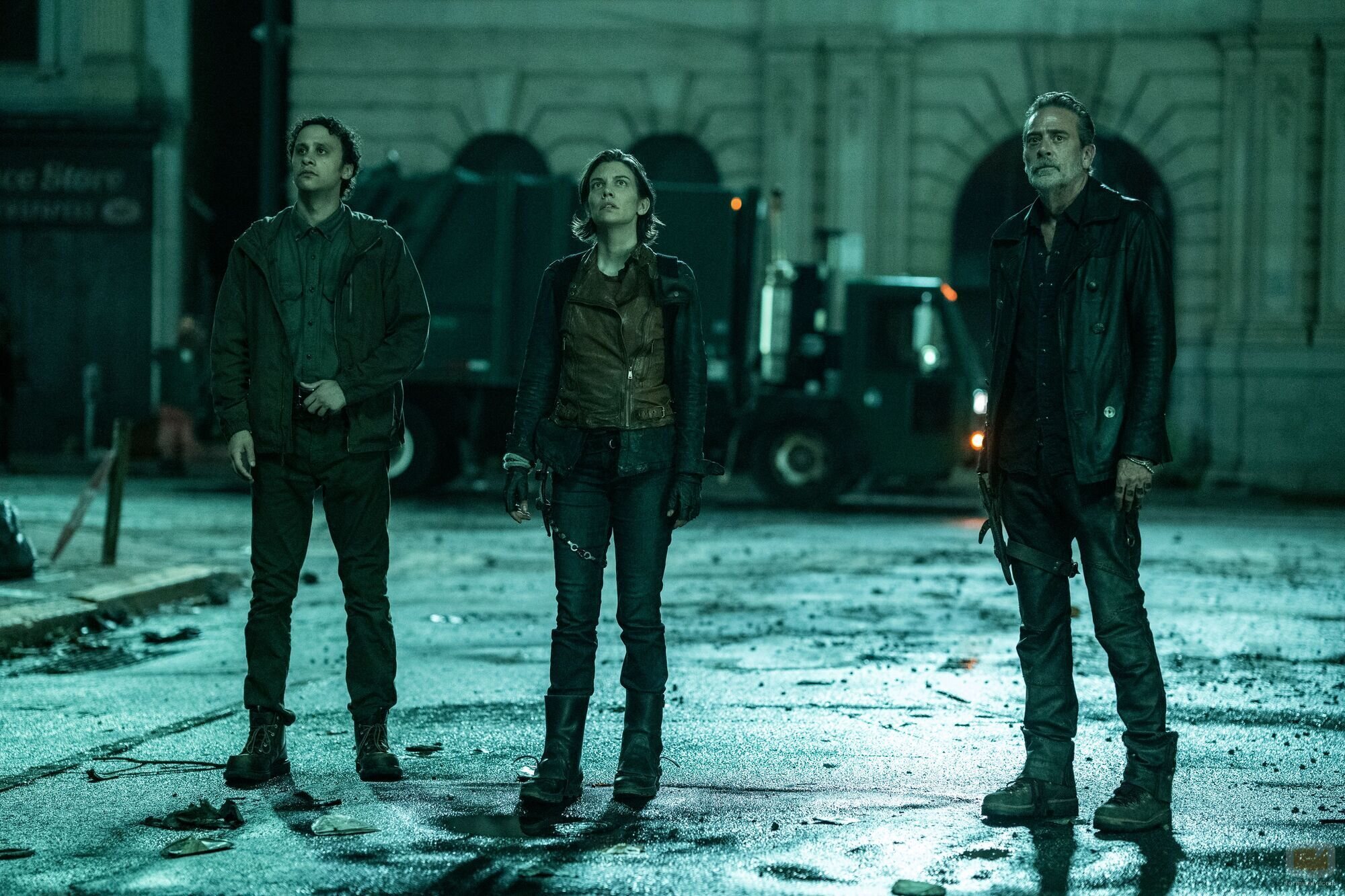 Negan y Maggie junto a otro superviviente en 'The Walking Dead: Dead City'