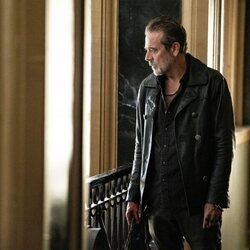 Negan mira por una ventana en 'The Walking Dead: Dead City'