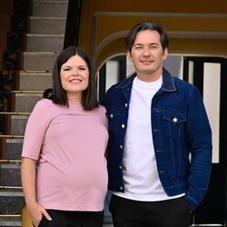 Laura y Alberto Caballero en la fachada del edificio de 'La que se avecina'