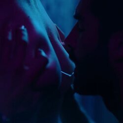 Germán (Álex García) escupe en el culo a Abel (Iván Pellicer), en 'Sagrada familia'