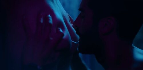 Germán (Álex García) escupe en el culo a Abel (Iván Pellicer), en 'Sagrada familia'