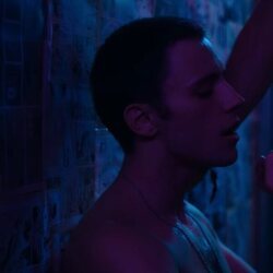 Abel (Iván Pellicer) baja los pantalones a Germán en 'Sagrada familia'