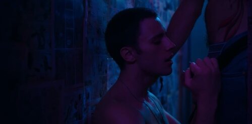 Abel (Iván Pellicer) baja los pantalones a Germán en 'Sagrada familia'