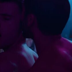 Germán (Álex García) besa en la oreja a Abel (Iván Pellicer), en 'Sagrada familia'