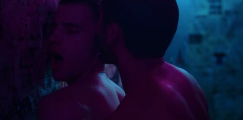 Germán (Álex García) besa en la oreja a Abel (Iván Pellicer), en 'Sagrada familia'