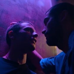 Abel (Iván Pellicer) y Germán (Álex García) se miran con deseo en 'Sagrada familia'