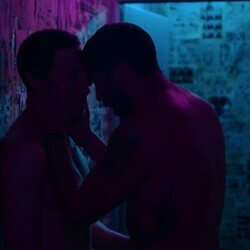 Germán (Álex García) y Abel (Iván Pellicer) se acarician en 'Sagrada familia'