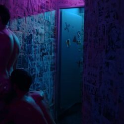 Germán (Álex García) besa el culo de Abel (Iván Pellicer) en 'Sagrada familia'