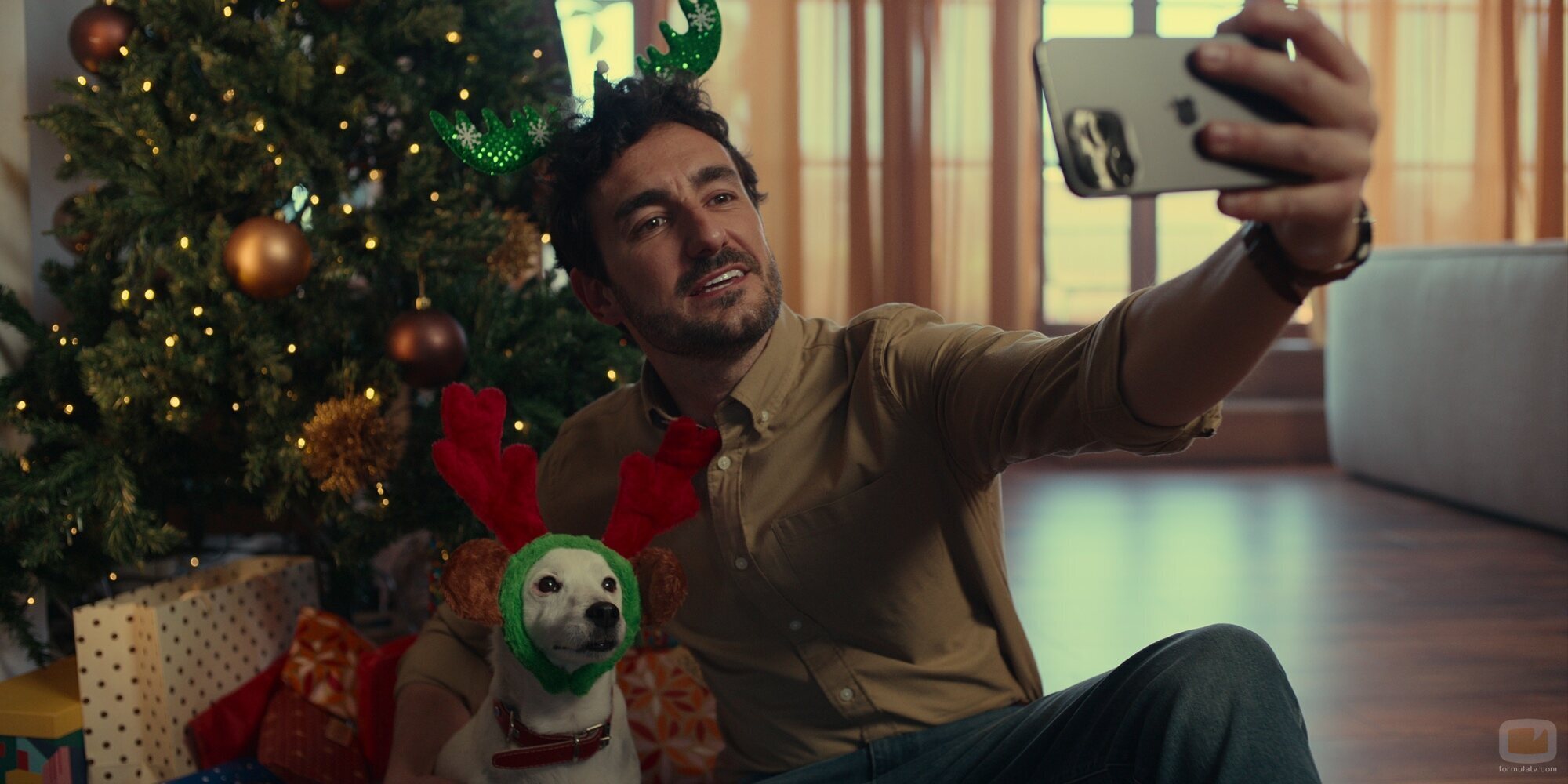 Bruno posa con su perro en 'Smiley' de Netflix