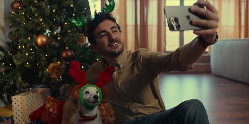 Bruno posa con su perro en 'Smiley' de Netflix