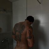 Jonan Wiergo, totalmente desnudo en la ducha
