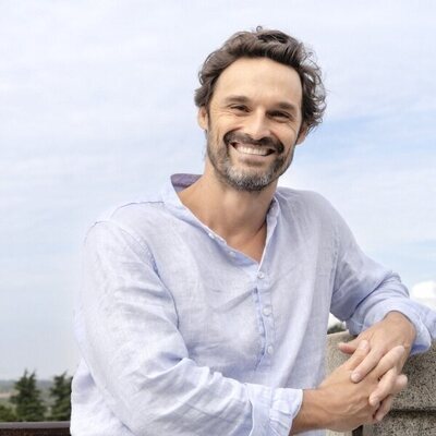 Posado de Iván Sánchez en el lanzamiento de "Sueño"