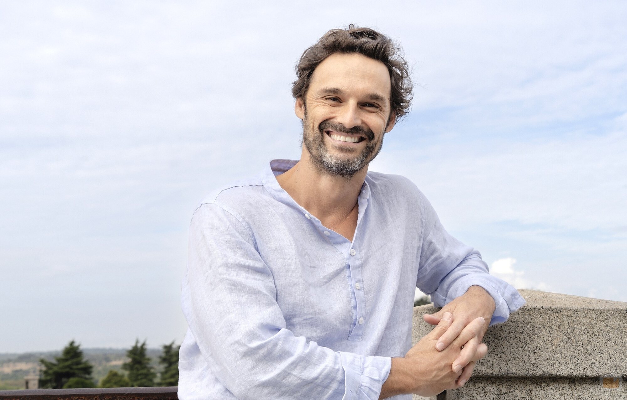 Posado de Iván Sánchez en el lanzamiento de "Sueño"