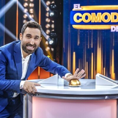 Aitor Albizua posa sonriente en el plató de 'El comodín de La 1'
