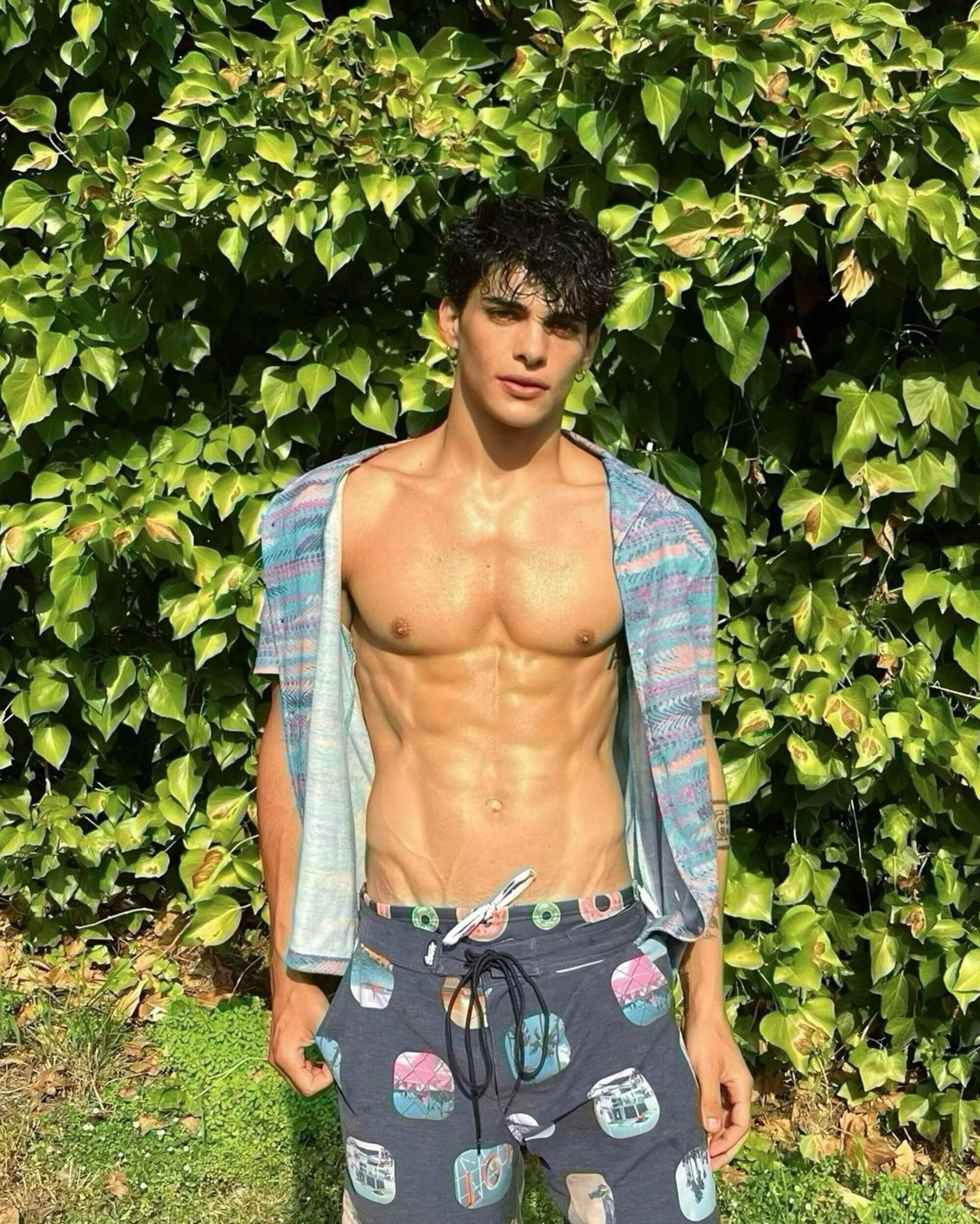 Aritz Arén posa en bañador y camisa abierta