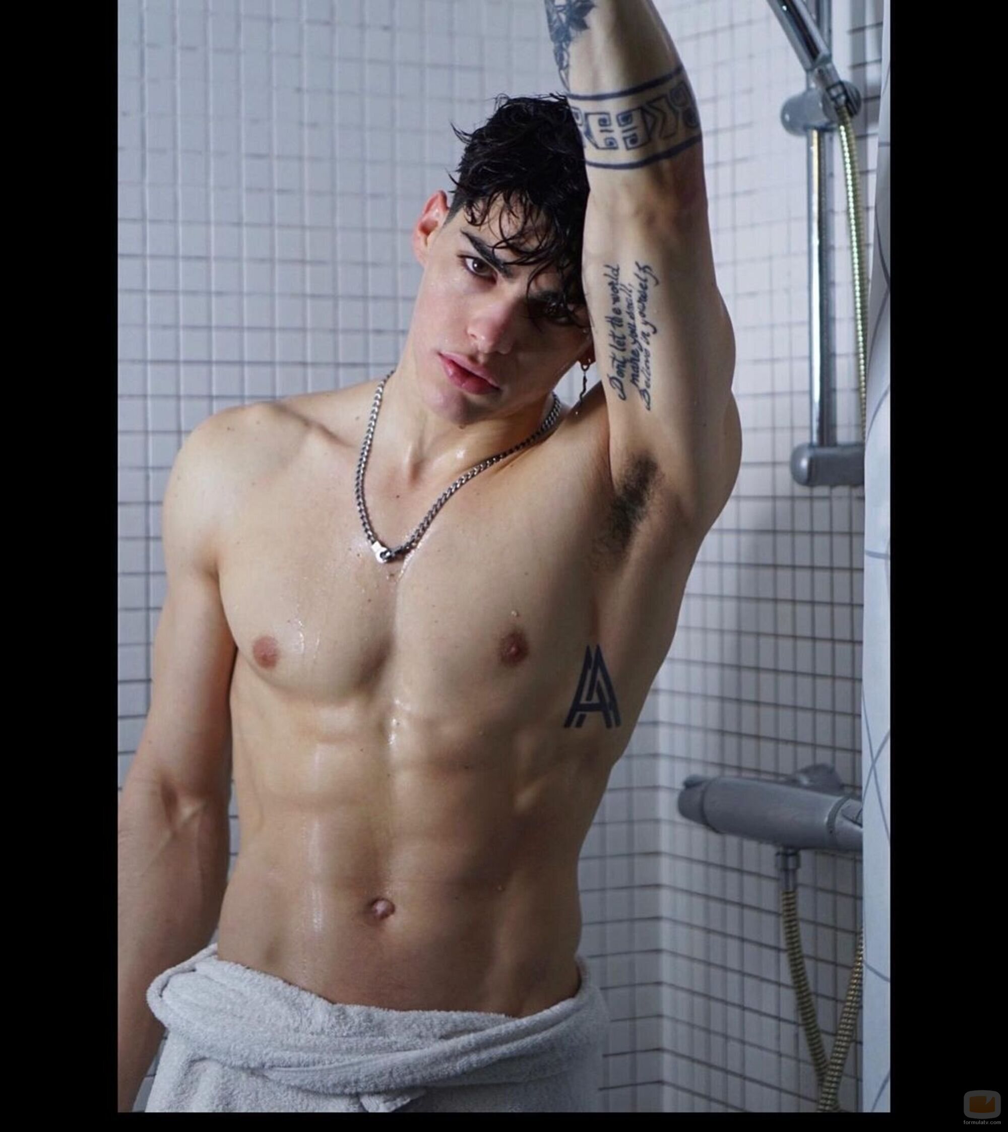 Aritz Arén, semidesnudo en la ducha