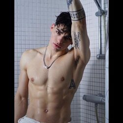 Aritz Arén, semidesnudo en la ducha